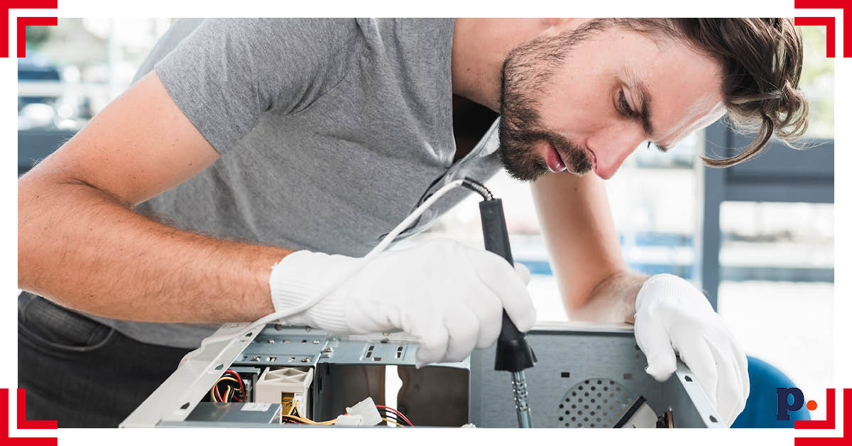 naprawiający technik