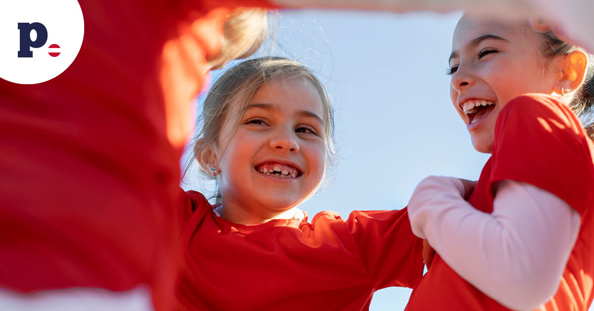 dzieci w czerwono białych ubraniach