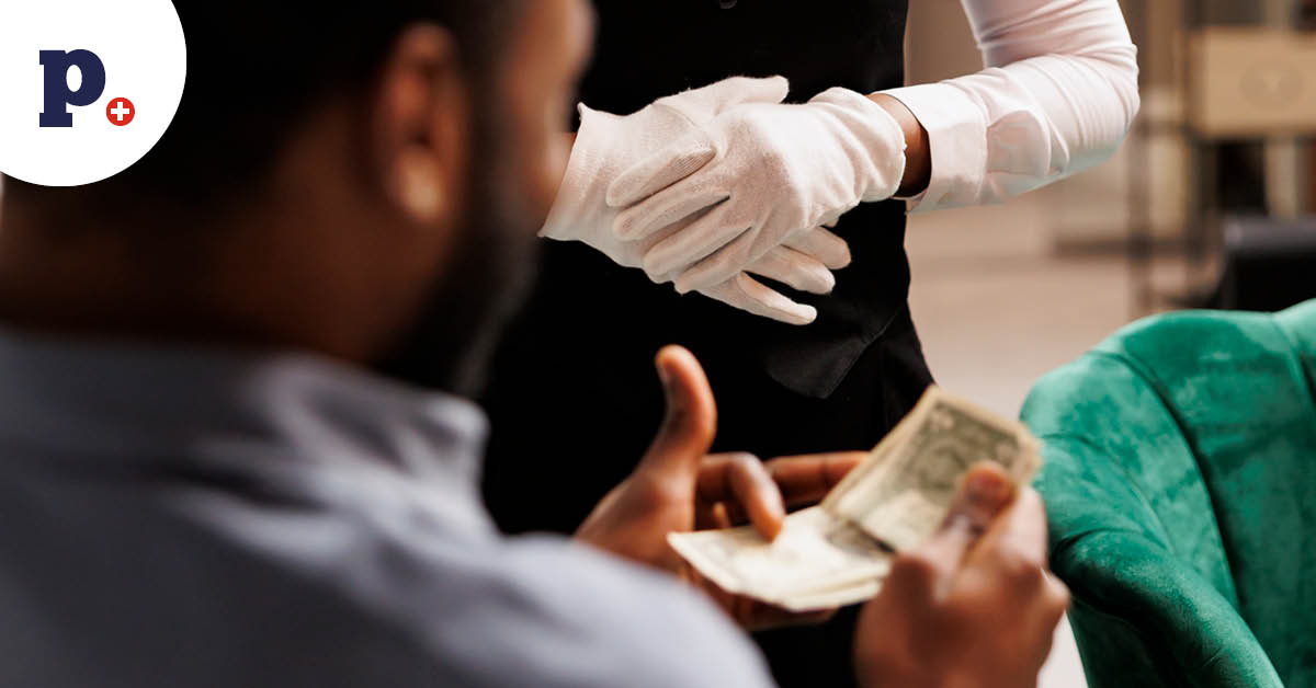 kelnerka czeka na napiwek