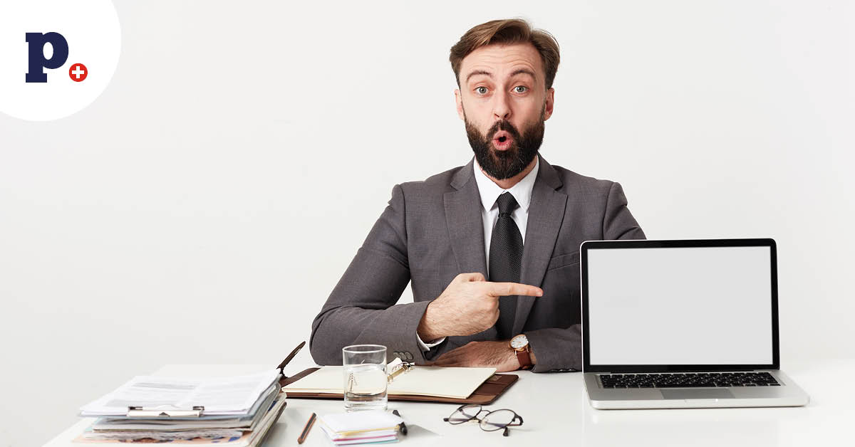 mężczyzna przy laptopie