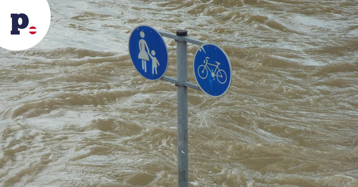 znak drogowy wystający z wody