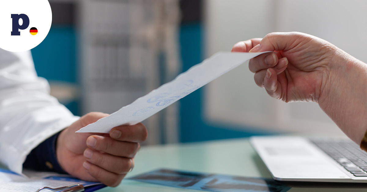 lekarz przekazuje zwolnienie