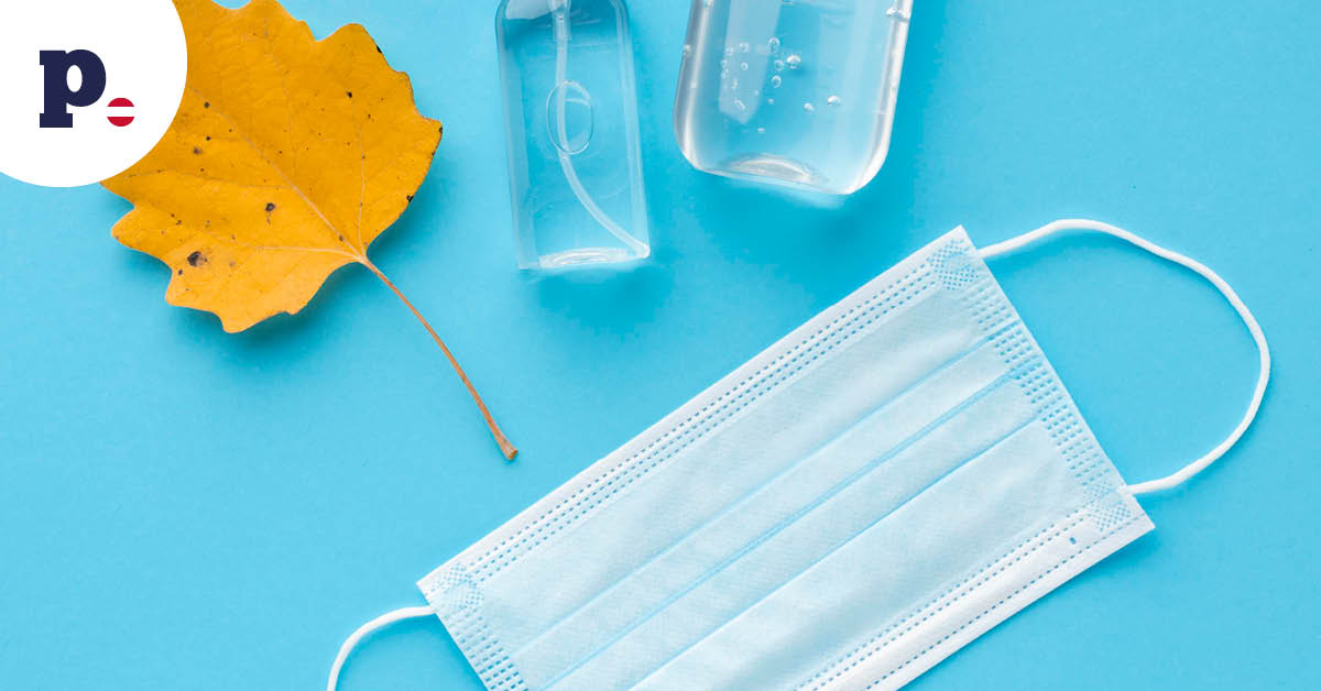 maseczka ochronna, jesienny liść i żele do dezynfekcji