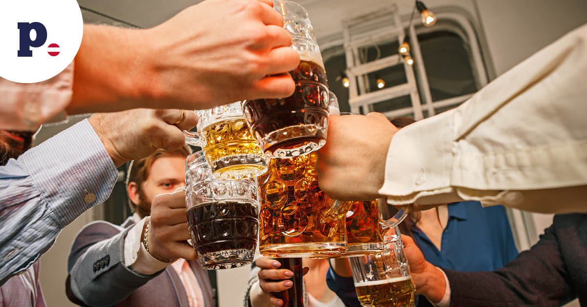 grupa osób wznosząca toast piwem