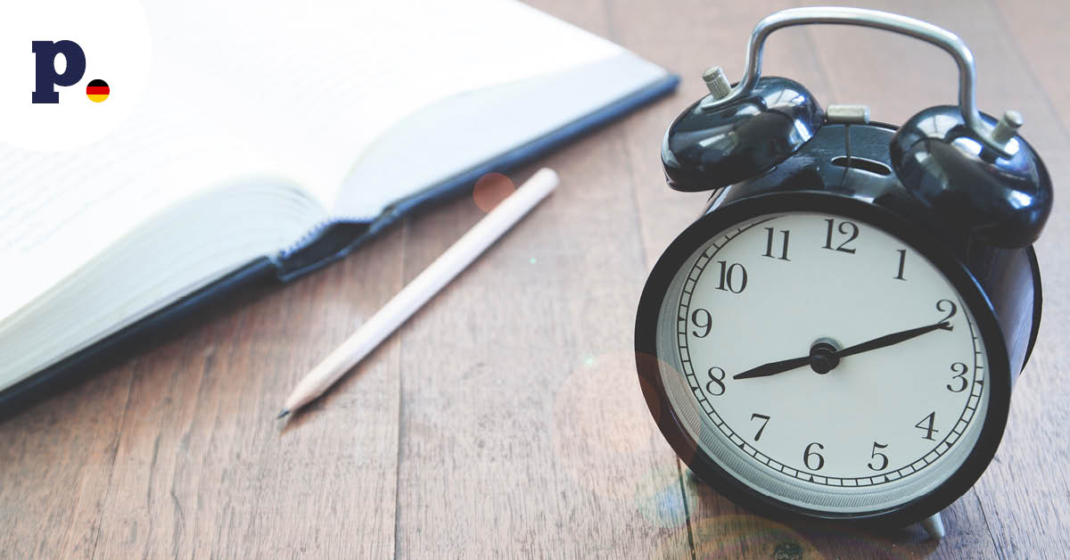 budzik i otwarty kalendarz