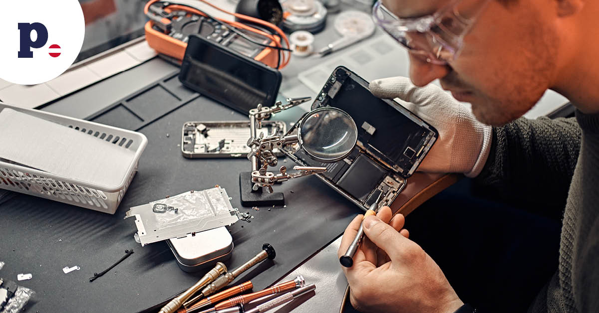 mężczyzna naprawia smartfon