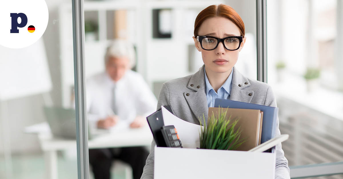 smutna kobieta odchodzi z pracy