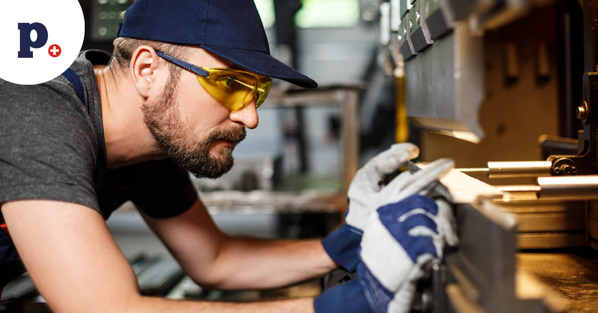 pracownik przy maszynie