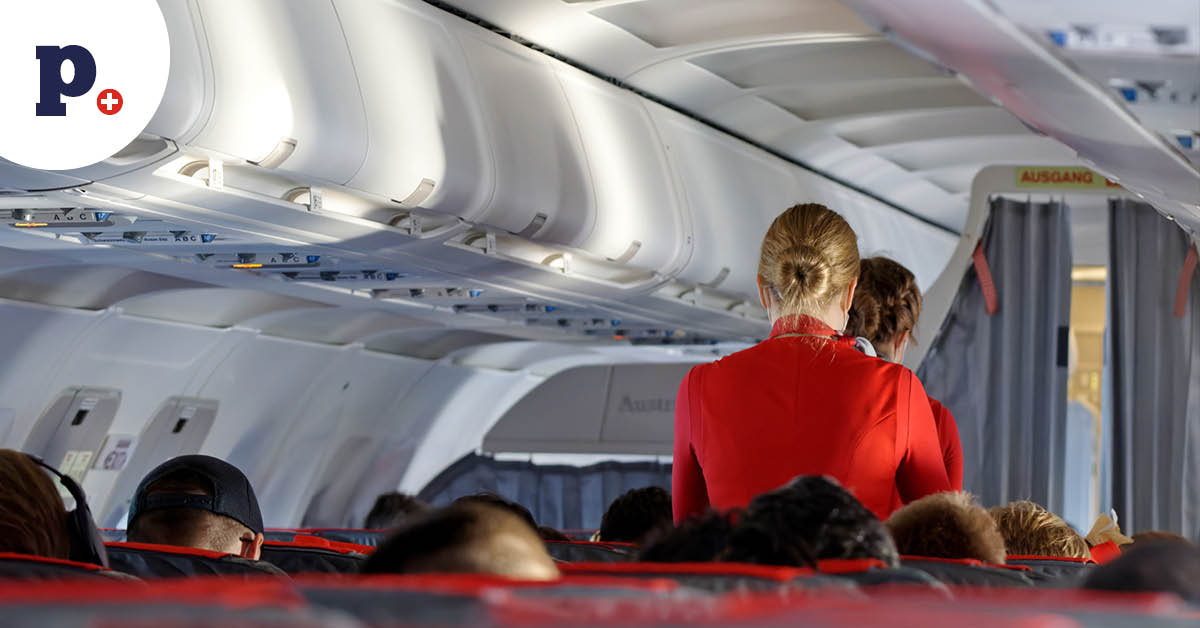 pokłąd samolotu i stewardessy odwrócone tyłem