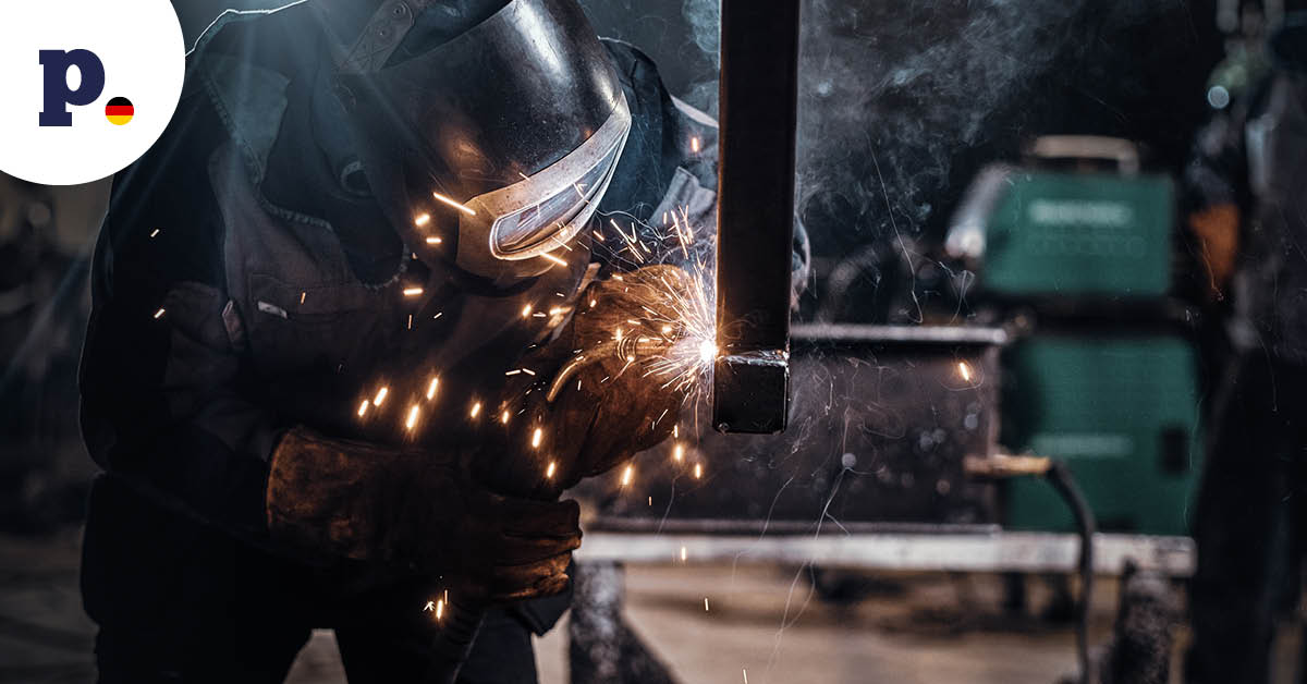 pracownik w fabryce metalu