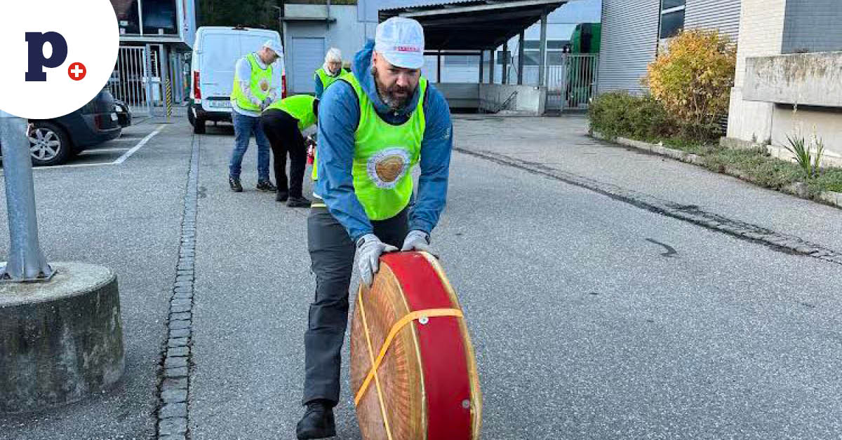 toczenie krążka sera emmentaler