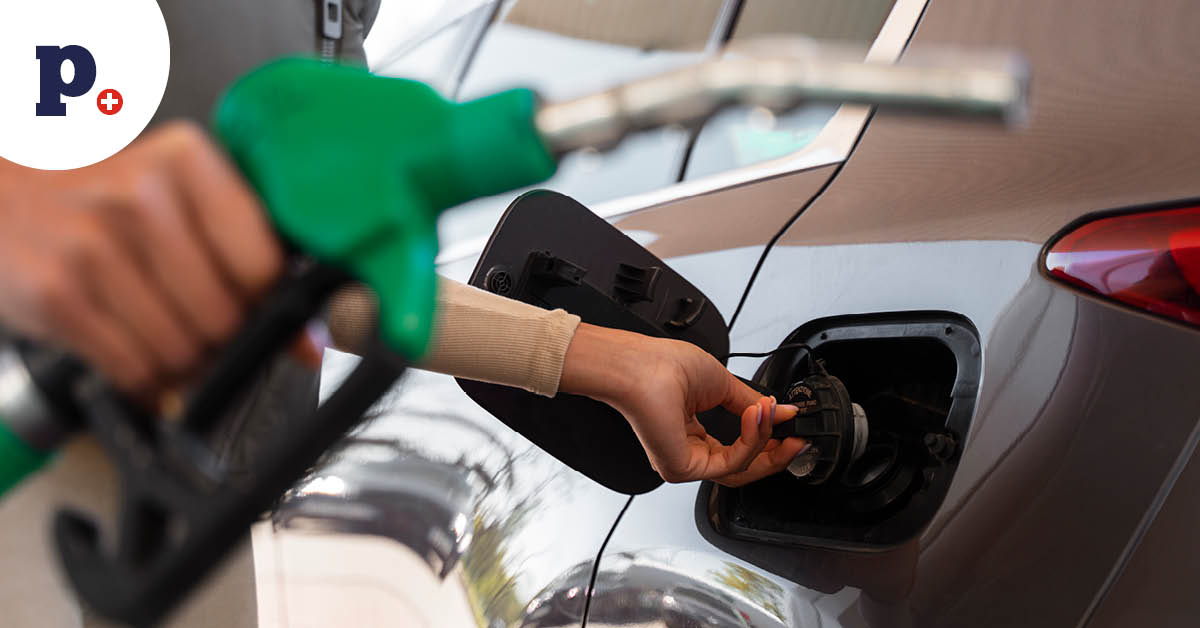 kobieta tankuje samochód