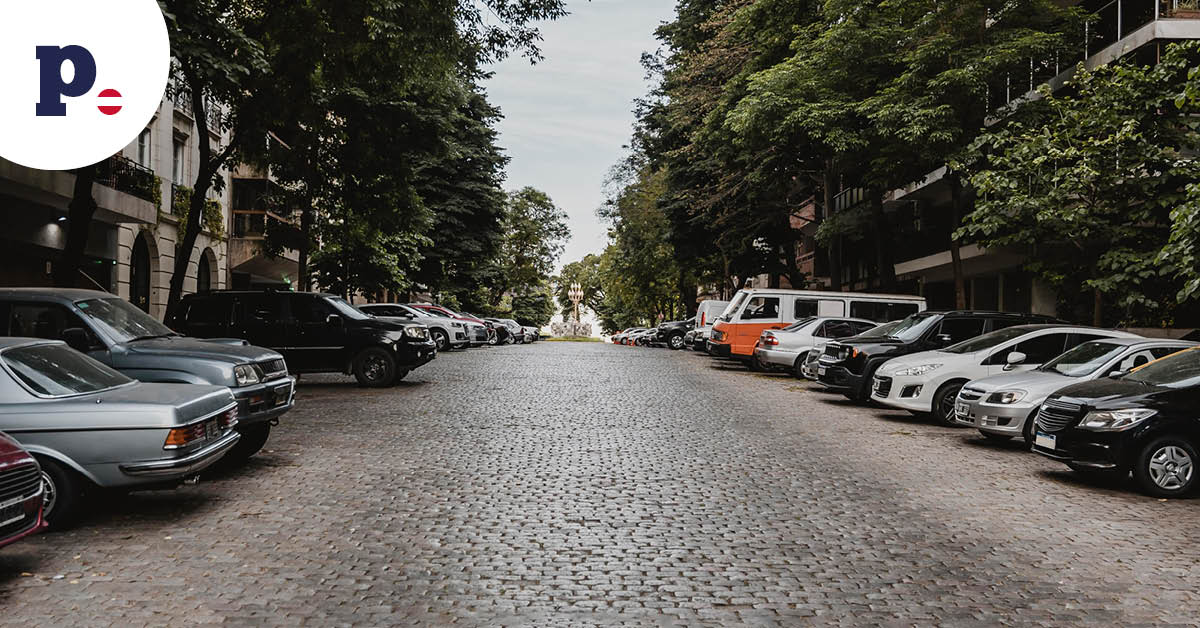 samochody parkujące pod blokami