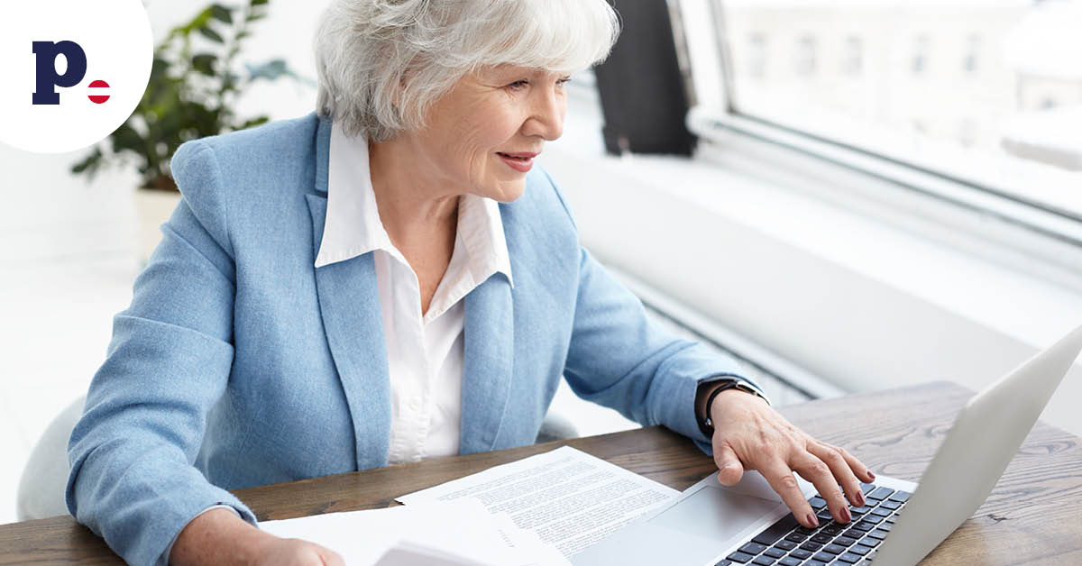 starsza pani pracuje przy laptopie