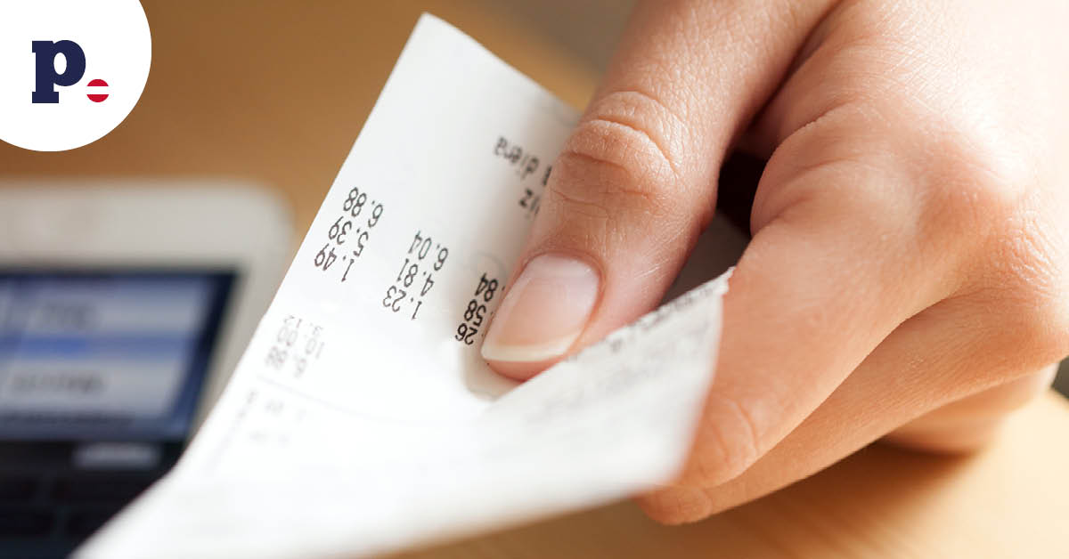 kobieta trzymająca paragon