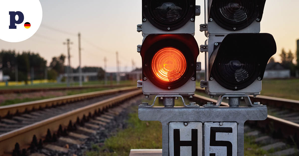 czerwone światło na torach