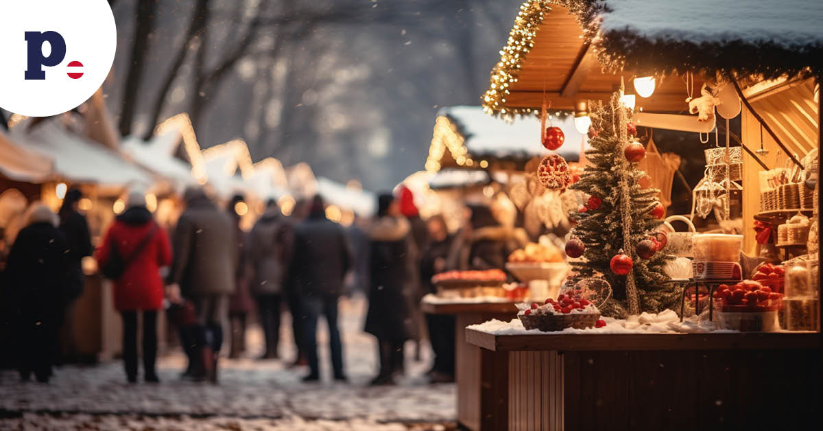 jarmark bożonarodzeniowy w zimowy wieczór