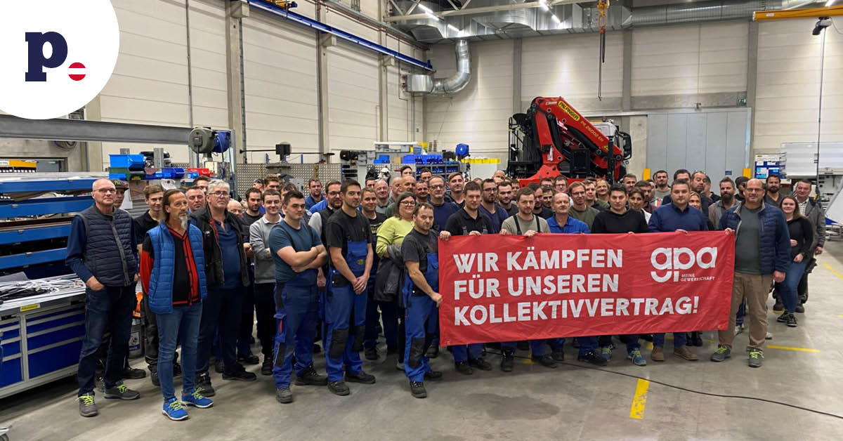 ludzie strajkujący w fabryce