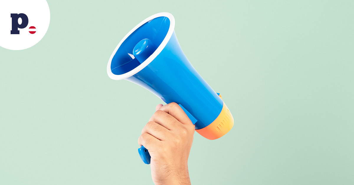 ręka trzymająca megafon