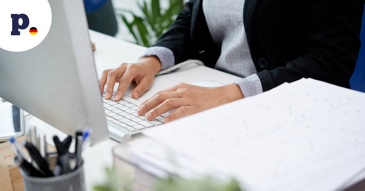 kobieta pracująca na komputerze przy biurku