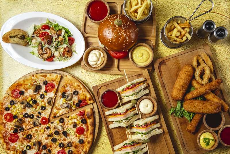 różne dania ułożone na drewnianej desce