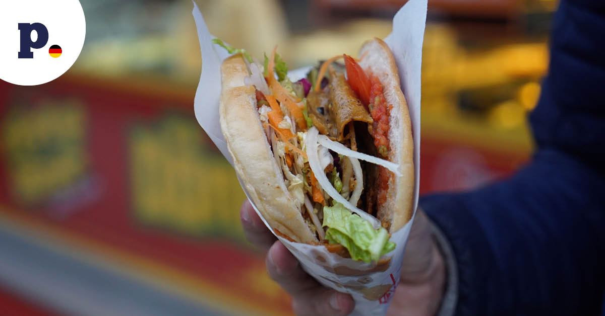 mężczyzna trzymający kebaba