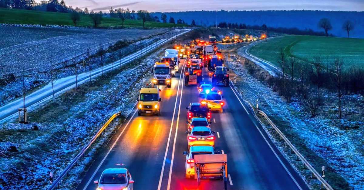 traktory jadące na autostradzie