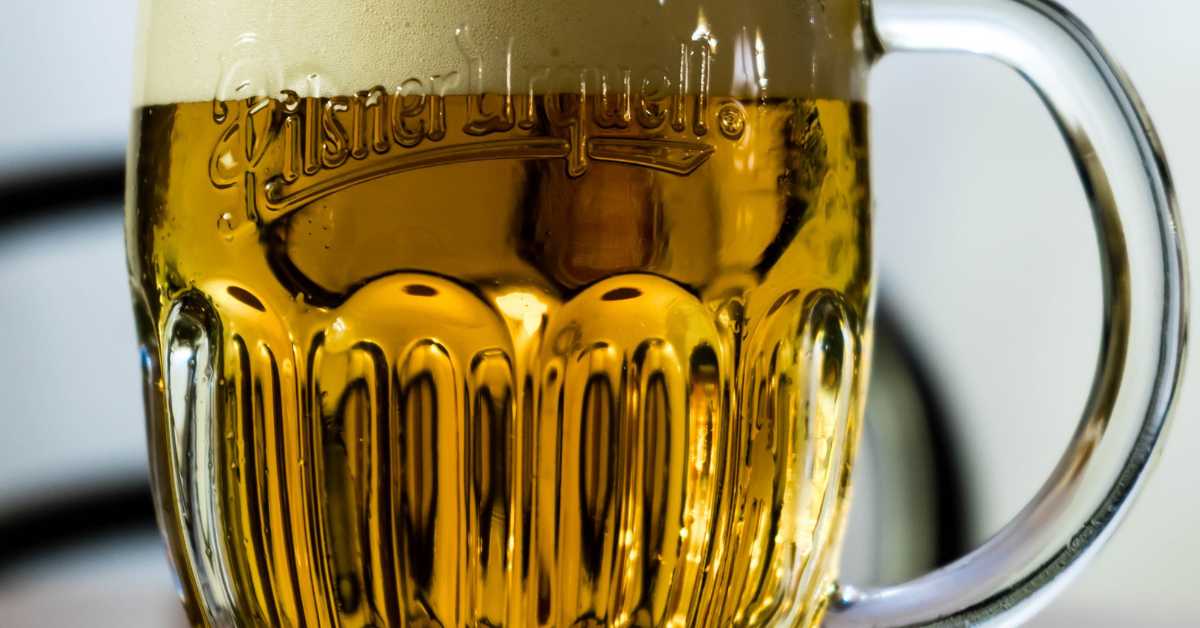 kufel z piwem pilsner urquell